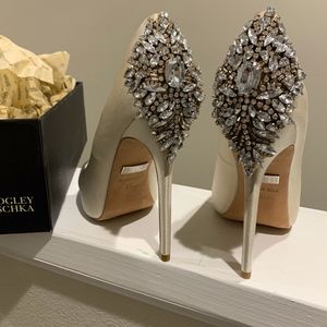 Badgley Mischka Kiara pumps in Ivory